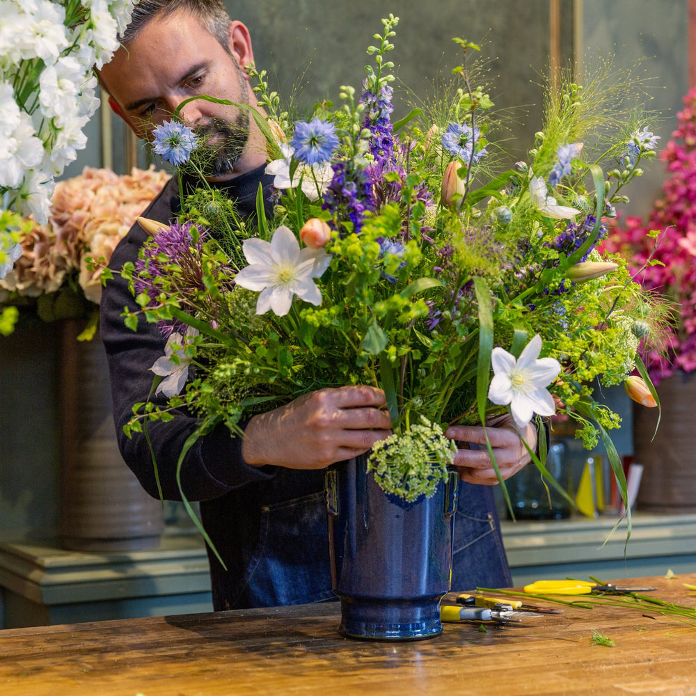 Vase arrangement assembly